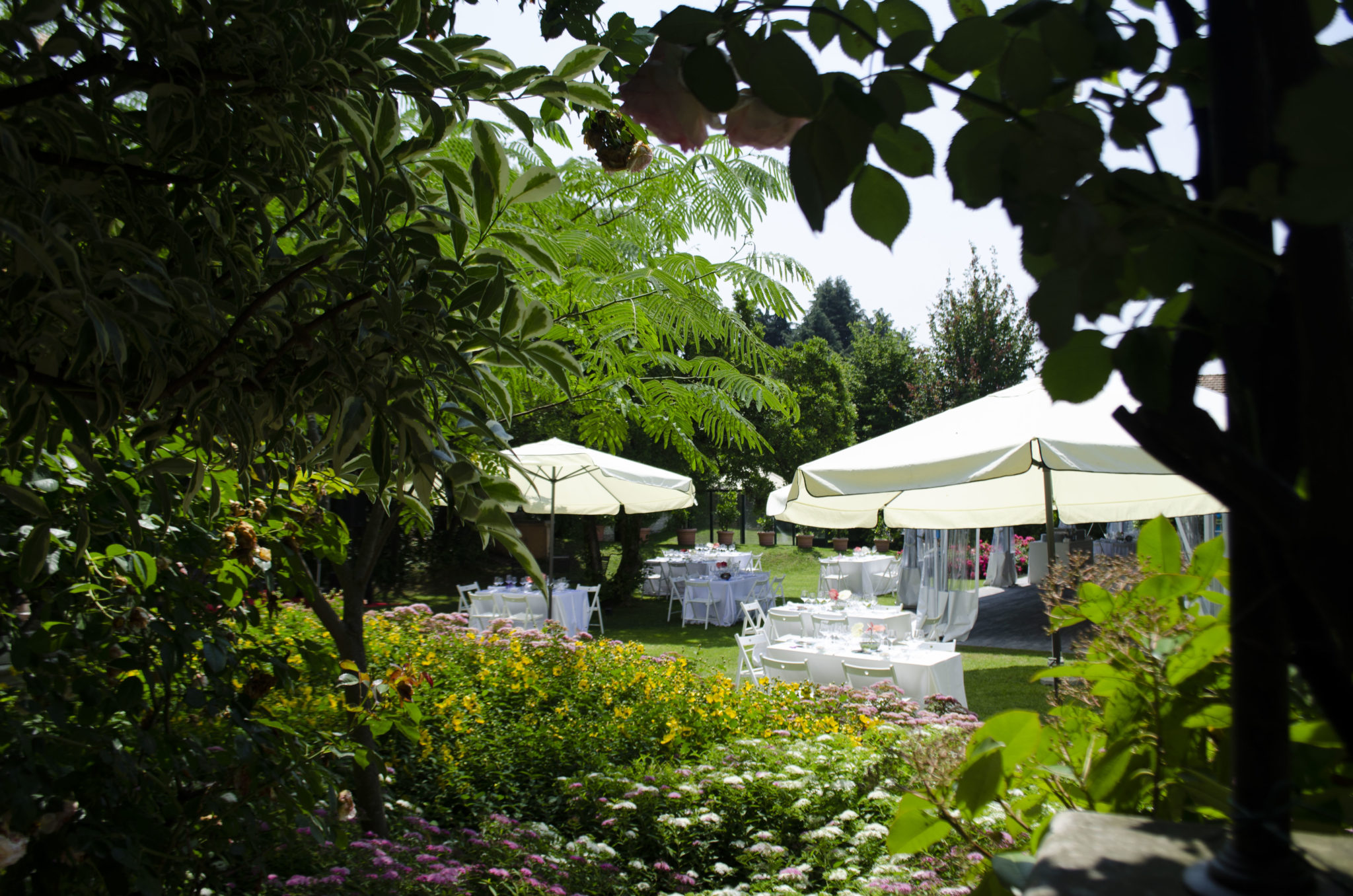 Giardino Villa Umberto allestito per festa di matrimonio con ombrelloni