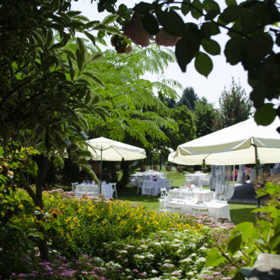 Giardino Villa Umberto allestito per festa di matrimonio con ombrelloni